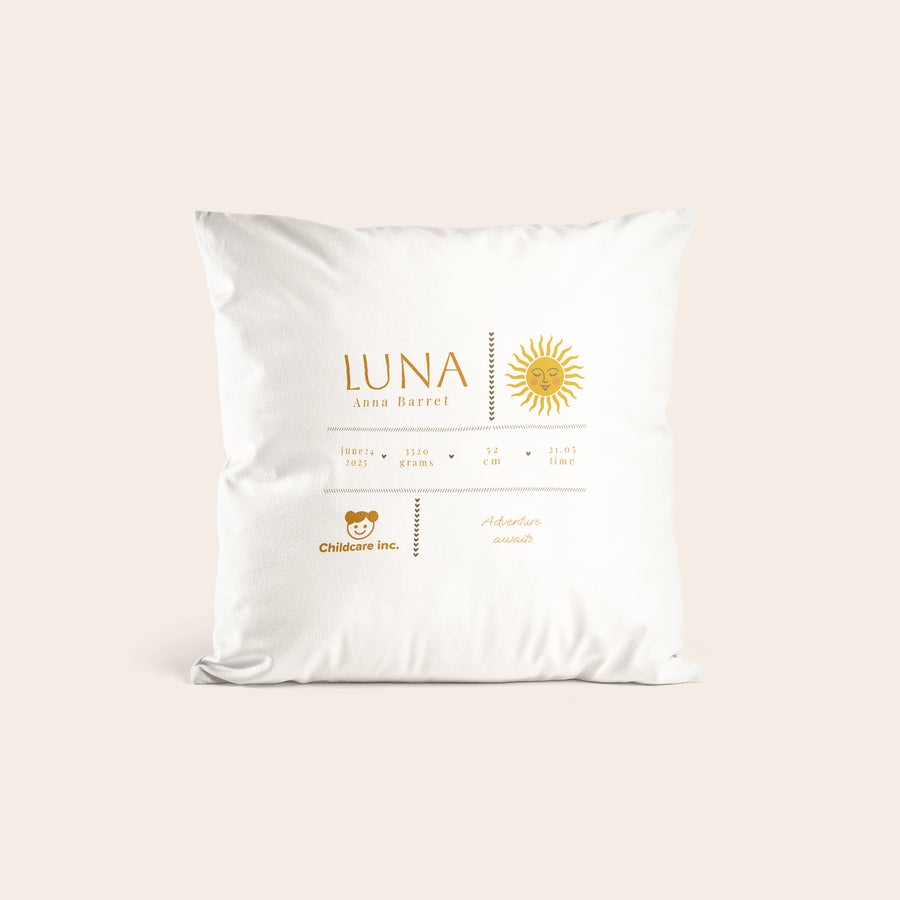 Personalizowana poduszka - 40 x 40 cm - Biała - Metryczka narodzin  Biała poszewka na poduszkę z imieniem Luna, Anna Barret, datą urodzenia i złotym słońcem, wydrukowana z własnym zdjęciem i tekstem.