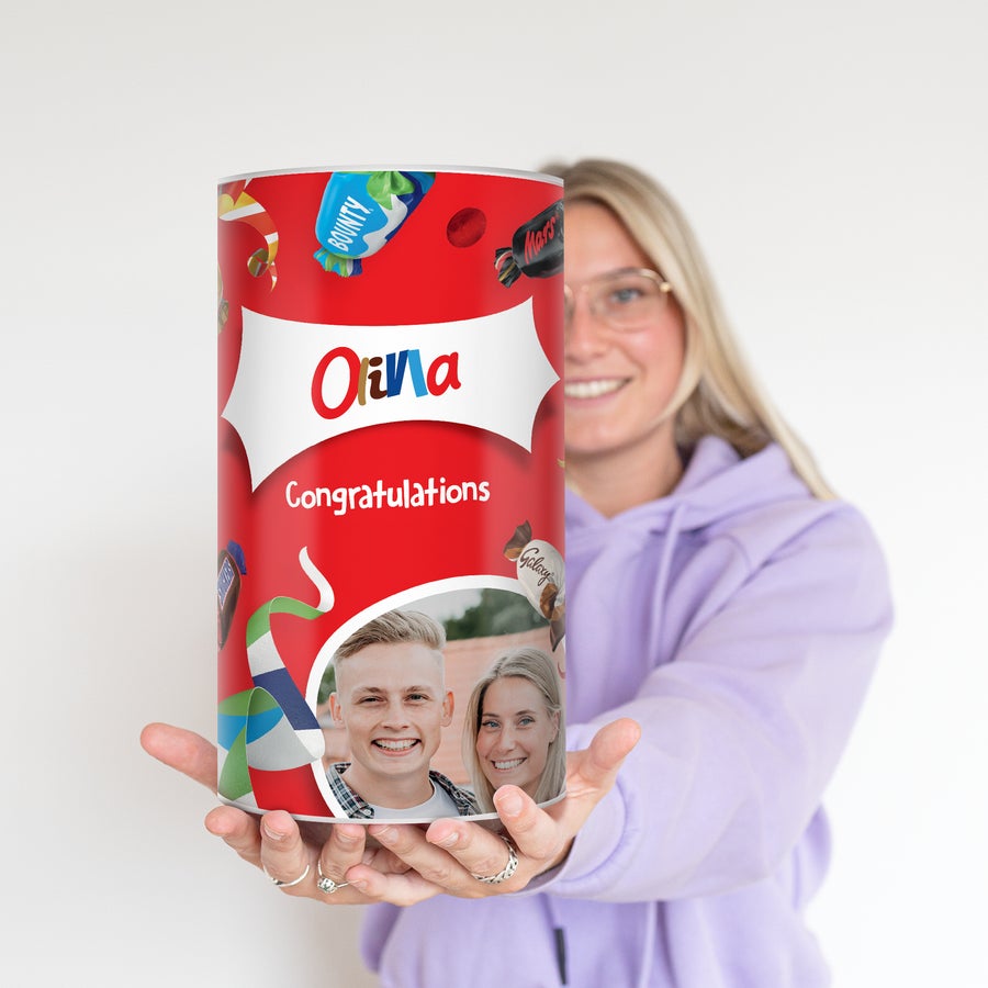 Personalizovaná láhev Celebrations se sladkostmi Červená personalizovaná lahev Celebrations s oblíbenými sladkostmi a fotografií páru, nápis Congratulations.