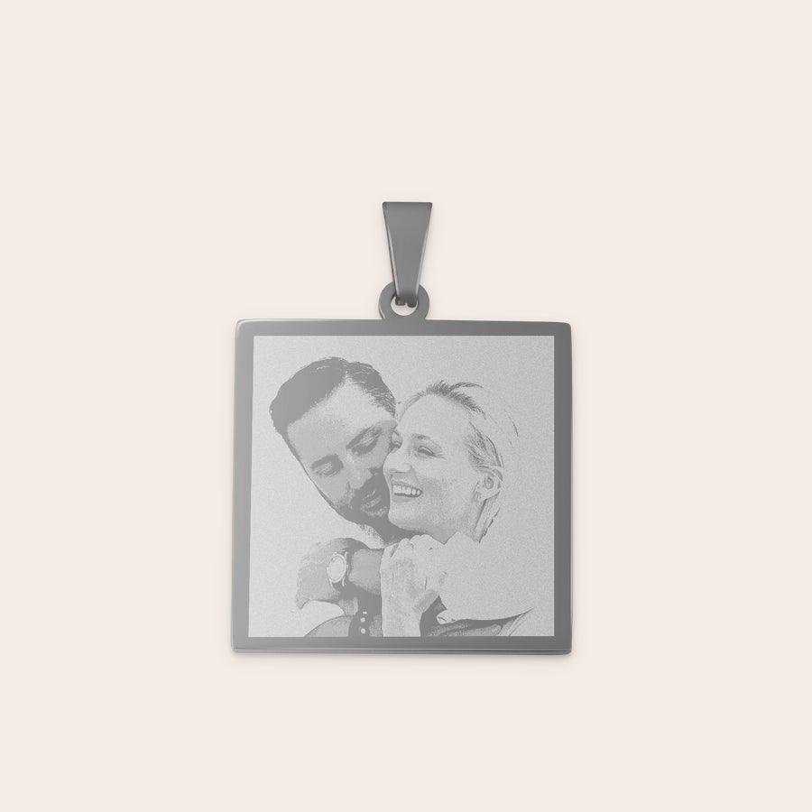 Collar con colgante cuadrado Colgante de rodio cuadrado personalizado grabado con una foto de pareja feliz, mostrando un regalo memorable.