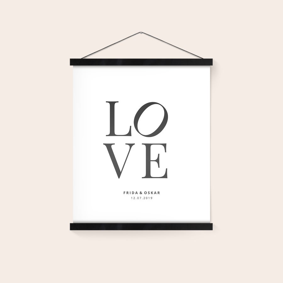 Personlig plakat med oppheng av tre Magnetisk plakatoppheng med personalisert plakat trykt med teksten "LOVE" og navn "FRIDA & OSKAR" og dato.