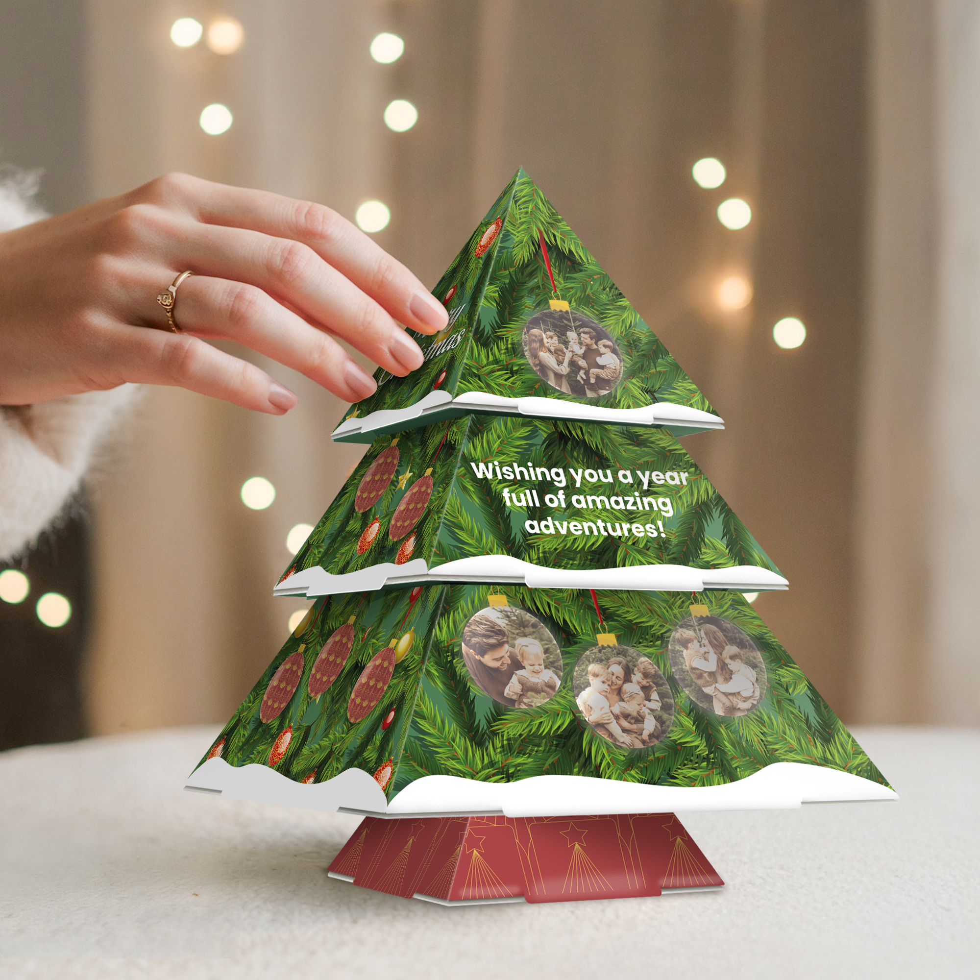 Árvore de Natal DIY em papel com fotos impressas personalizadas e a frase "Wishing you a year full of amazing adventures!" para iluminar as festas com um toque pessoal.