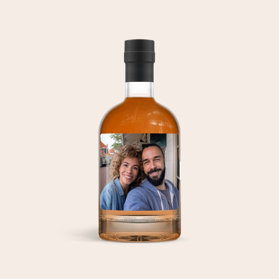 Personalizovaný tmavý rum Lahodná láhev tmavého rumu s vlastní etiketou s fotografií usmívajícího se páru, personalizovaný dárek.