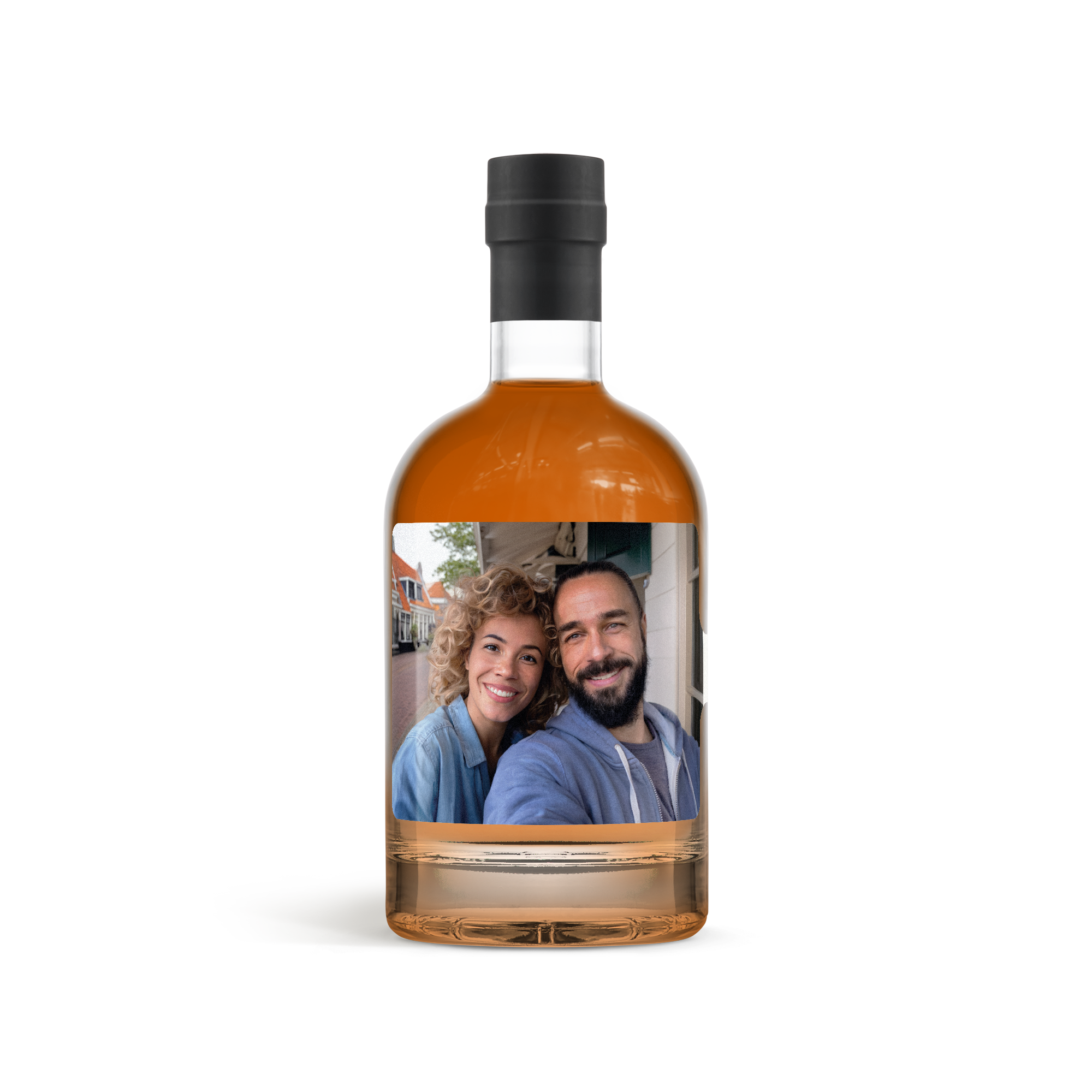 Garrafa de rum escuro com rótulo personalizado com foto impressa de um casal sorrindo, um presente com tema de bebida
