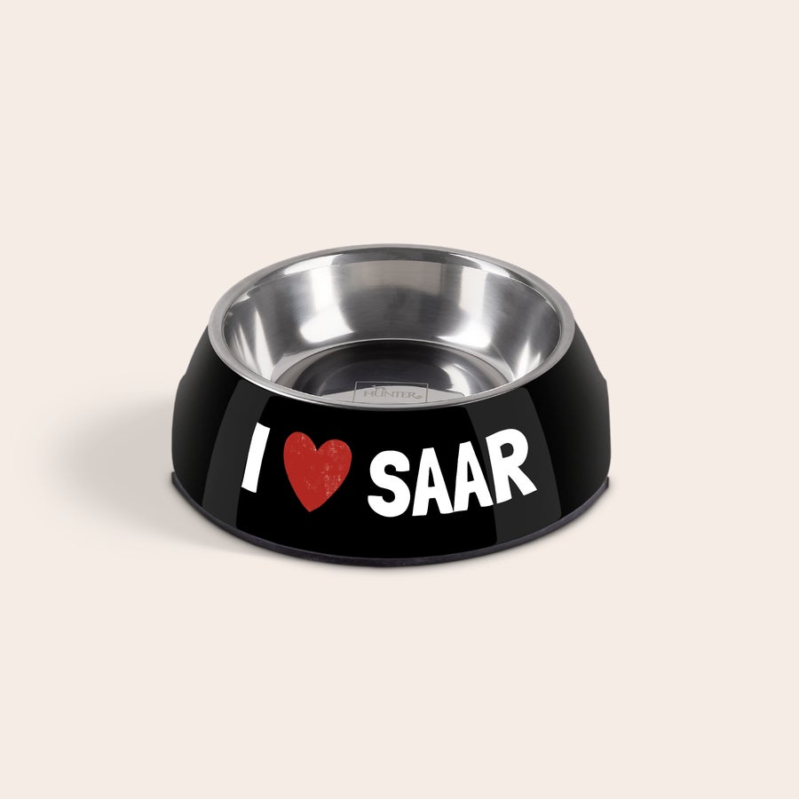 Hondenvoerbak met naam Zwarte RVS hondenvoerbak met geprinte tekst I ❤️ SAAR, een persoonlijke hondenvoerbak met naam.