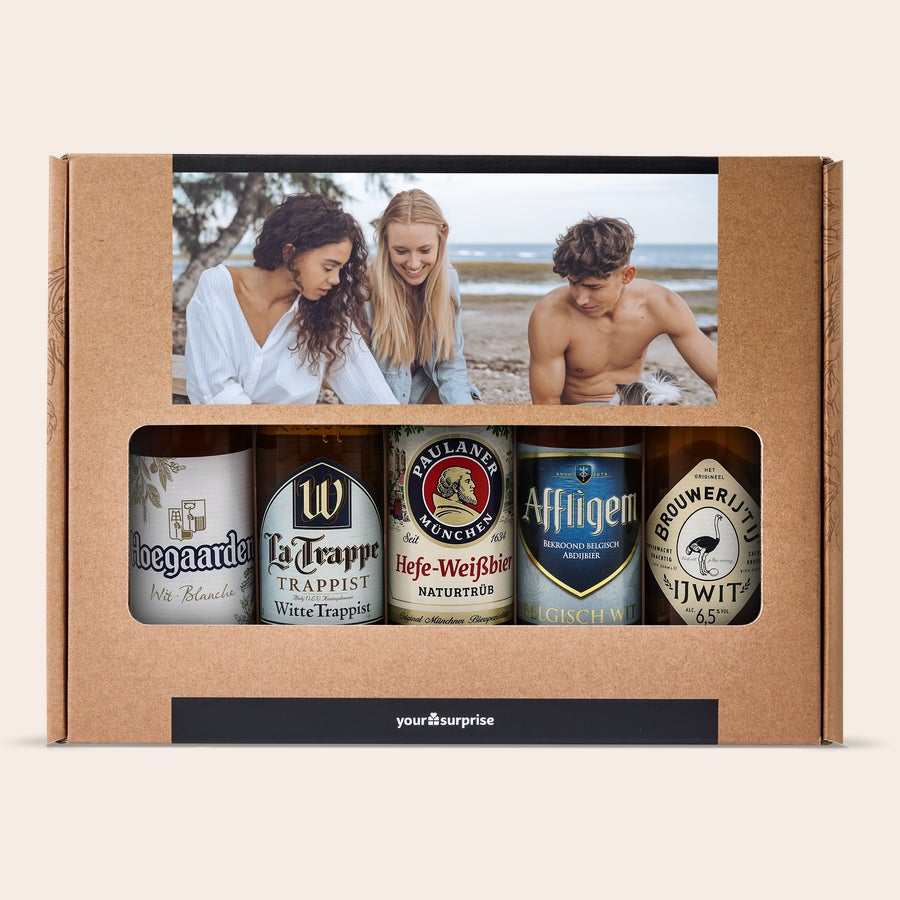 Gepersonaliseerd bierpakket Gepersonaliseerd Weizen-bierpakket met foto van drie vrienden aan zee, bedrukt in full colour