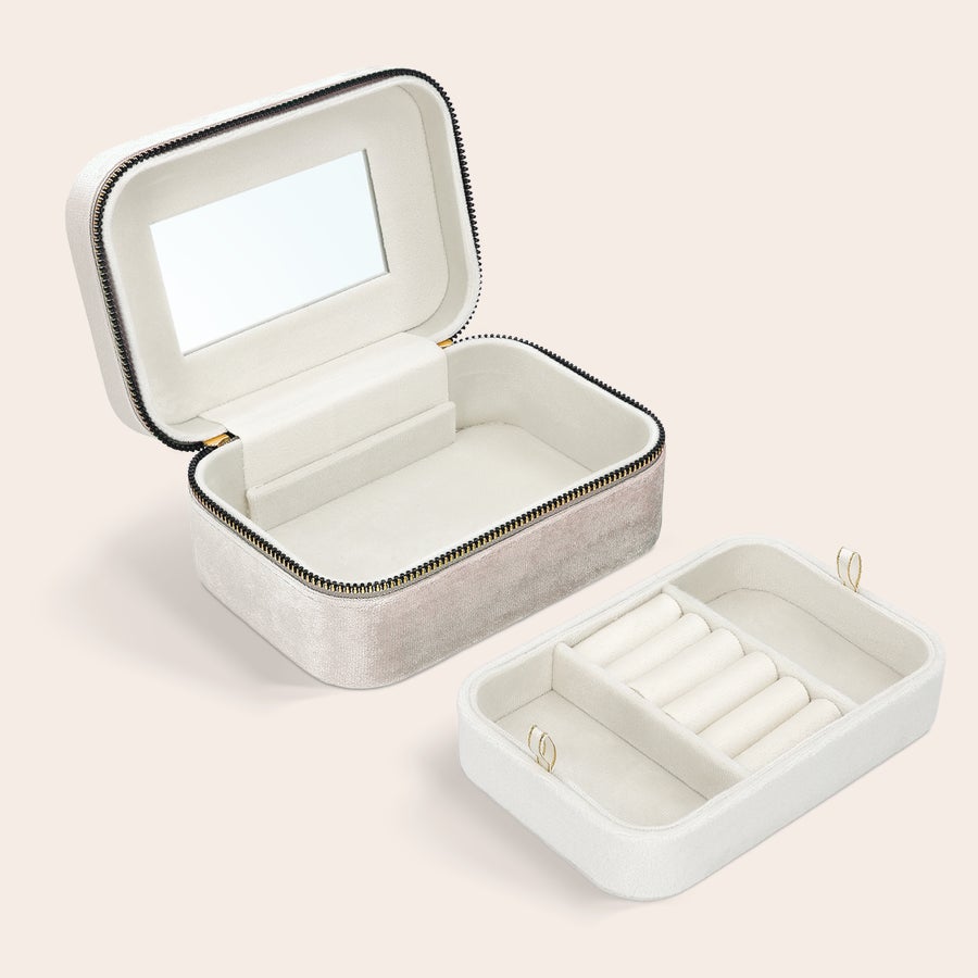 Schmuckkästchen personalisiert Rechteckiges beiges Schmuckkästchen personalisiert, offen mit Spiegel und herausnehmbarem Inlay für Ringe.
