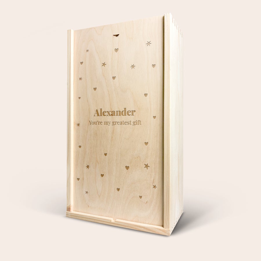 Caja de vino personalizada Caja de madera para vino grabada con "Alexander You're my greatest gift" y diseños de corazones y estrellas