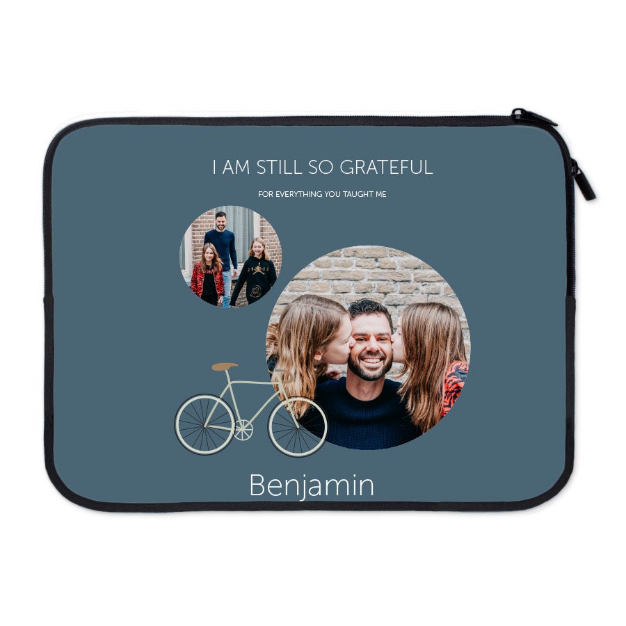 Manșon personalizat pentru laptop, gri-albastru, imprimat cu fotografii de familie, text și un nume. Oferiți un cadou personalizat pentru laptop.