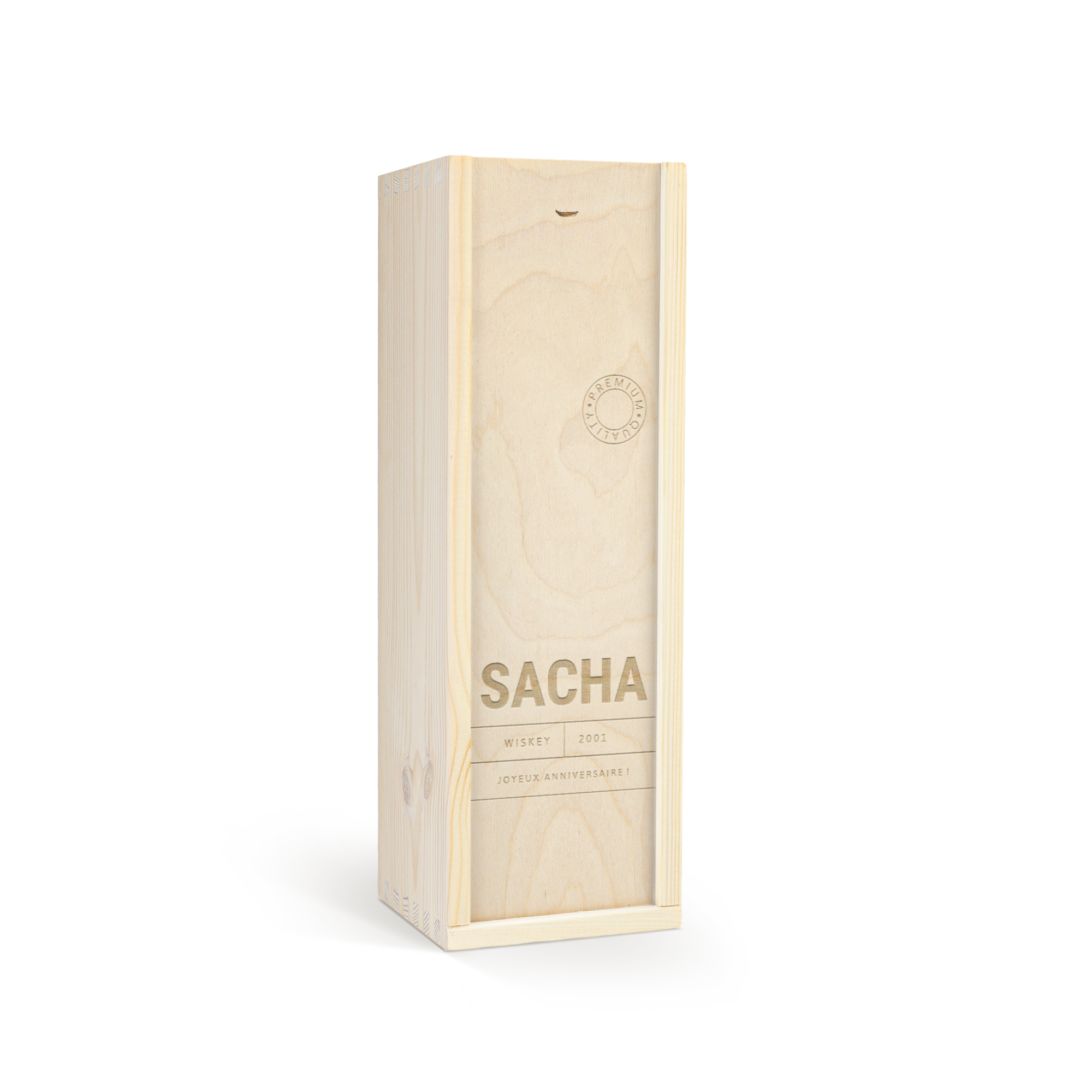 Bouteille de whisky dans un coffret en bois gravé du prénom Sacha, date 2001, et message Joyeux Anniversaire