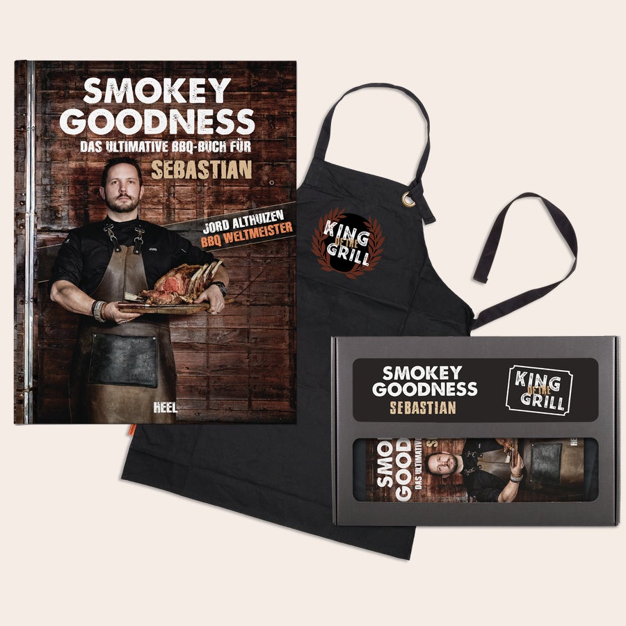 Smokey Goodness BBQ-Buch Personalisiertes Smokey Goodness Geschenkset mit Grillbuch für Sebastian und schwarzer Schürze mit King Grill Logo.