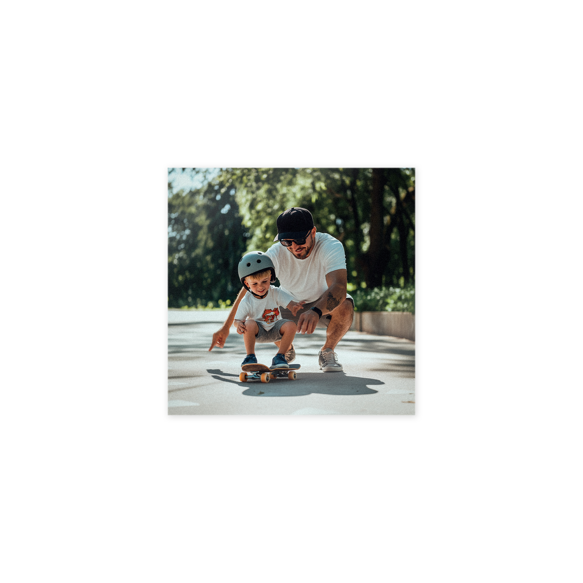 Foto von Vater und Kind beim Skateboardfahren auf Forex gedruckt.