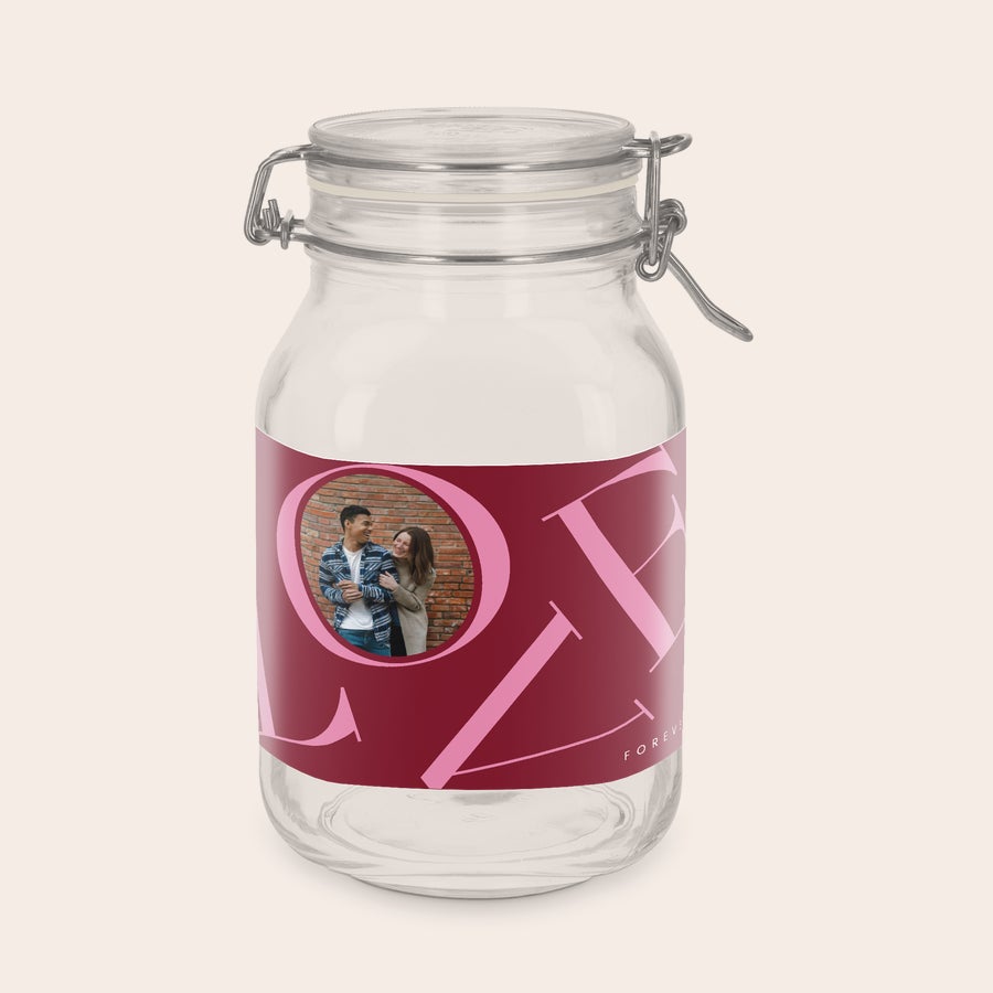 Borcan de sticlă cu capac - personalizat Borcan de Sticla cu Capac 2l personalizat cu eticheta rosie LOVE si o fotografie imprimata cu un cuplu zambitor.