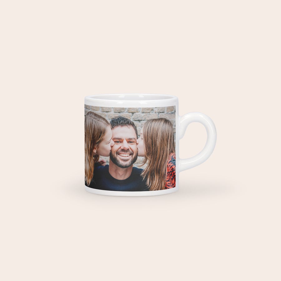 Taza de espresso personalizada Taza de espresso personalizada con foto impresa de un hombre sonriendo y dos niñas besándolo en las mejillas.