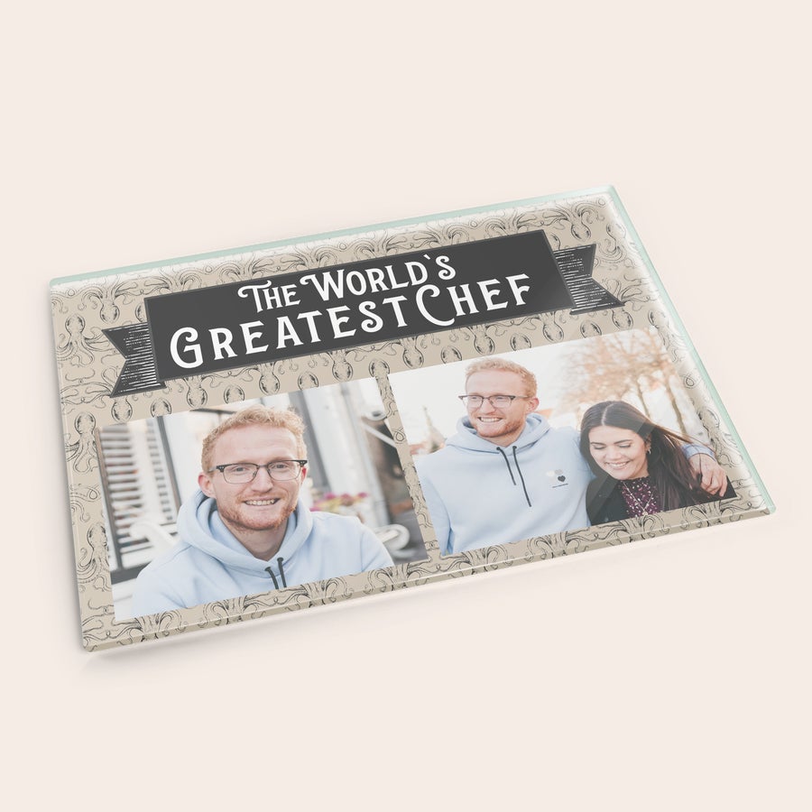 Tabla de cortar Tabla de cortar personalizada de cristal con una foto impresa de una pareja sonriendo y texto "The World's Greatest Chef".