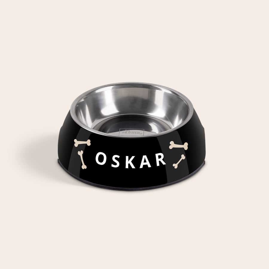 Hundenapf personalisiert Schwarzer personalisierter Futternapf für Hunde mit Edelstahleinsatz und dem aufgedruckten Namen Oskar.