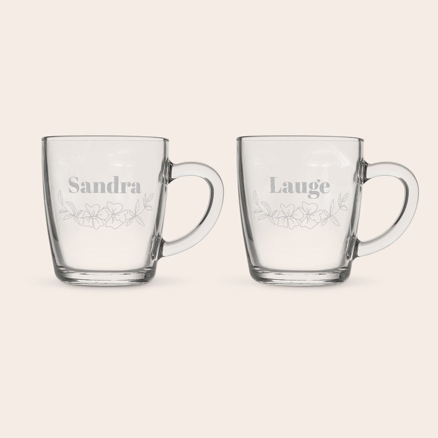 Te glas Blå teglas med print af blomster og navnene Sandra og Lange, design din egen kop med tekst