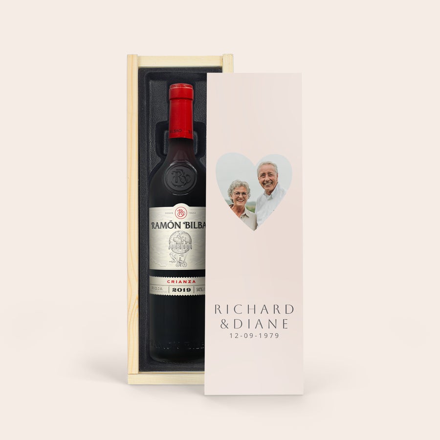 Personalised wine gift - Ramon Bilbao - Gran Crianza - Printed wooden case Ramón Bilbao Gran Crianza red wine in a personalized case with a photo and the names Richard & Diane and a date