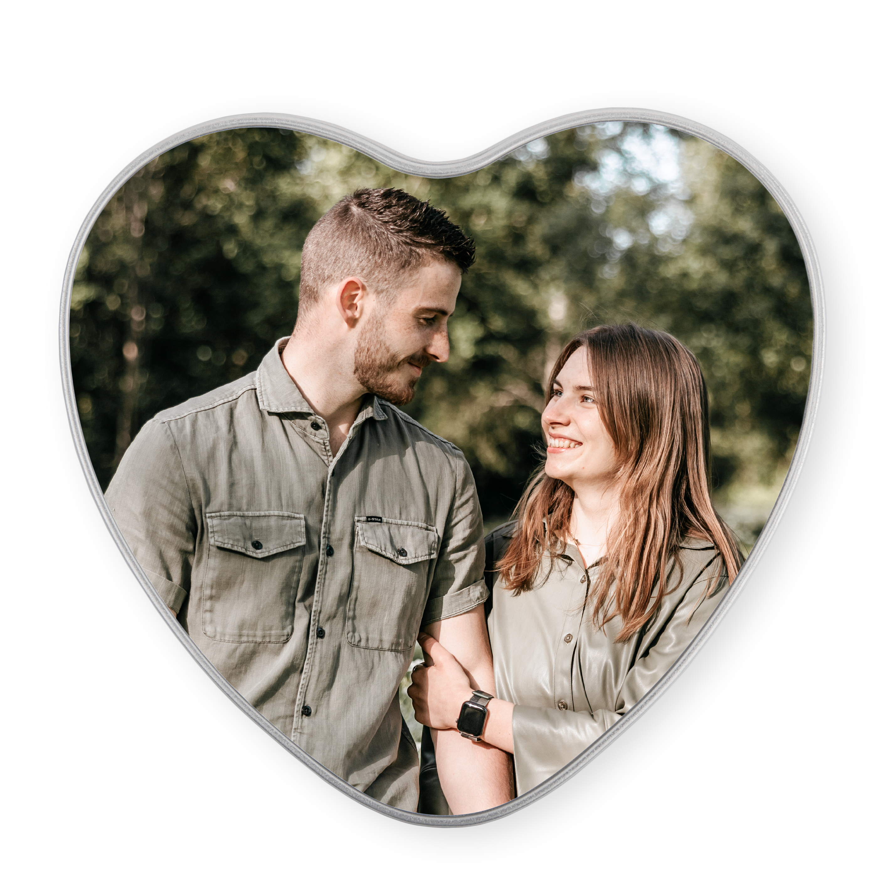 Herzförmige Geschenkdose mit Foto eines Paares im Grünen, bedruckt als eine Geschenkdose mit Foto für deine Süßigkeiten.