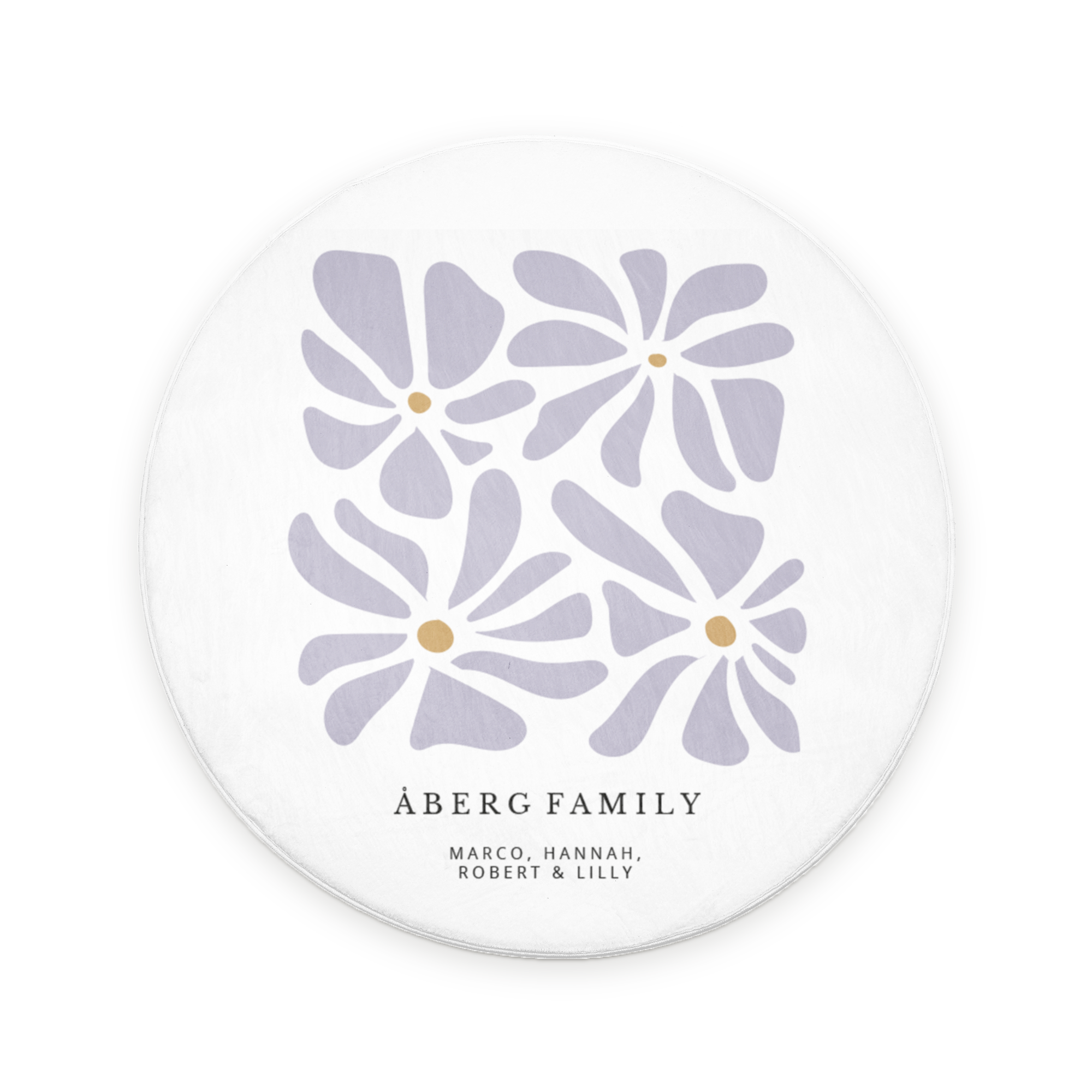 Rund personlig badrumsmatta med ett lilamönster och "Åberg Family" samt namnen Marco, Hannah, Robert & Lilly tryckt i svart