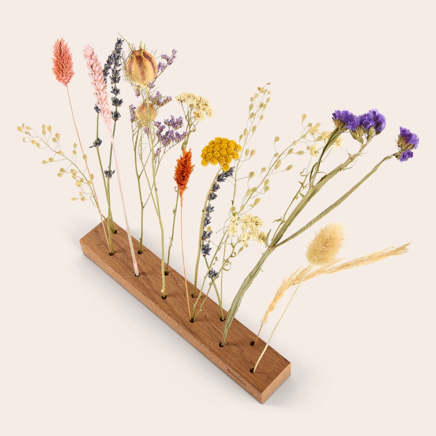 Torkade blommor med personligt träställ Personlig present med torkade blommor och träställ graverat med namnet Denice