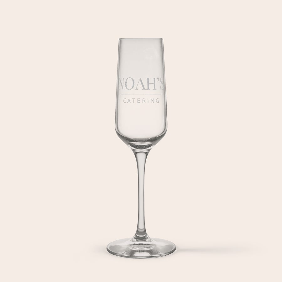 Champagneglas graveren Gepersonaliseerd kristallen champagneglas gegraveerd met NOAH'S CATERING. Proost in stijl met een gepersonaliseerd kristallen champagneglas.
