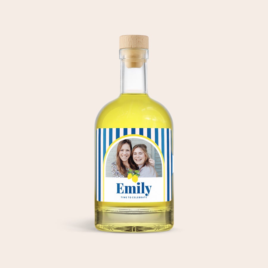 Limoncello personalizzato - YourSurprise Bottiglia di Limoncello personalizzata con etichetta a strisce blu, foto di due ragazze sorridenti e nome "Emily" stampato