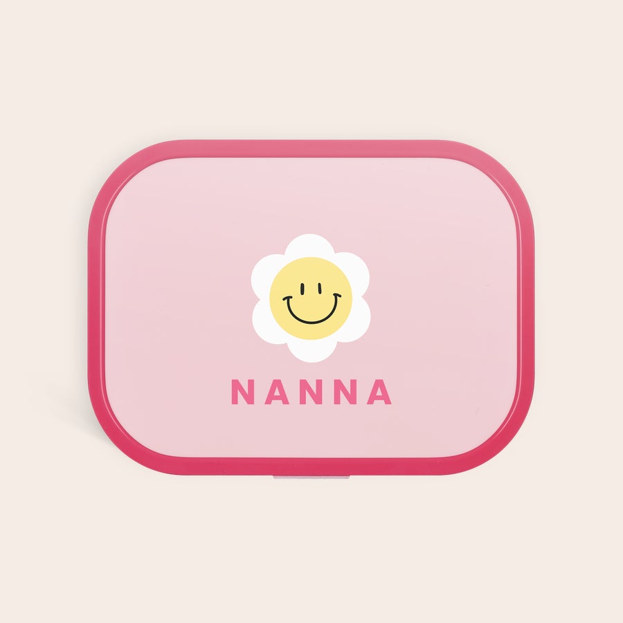 Mepal madkasse - personlig Lyserød madkasse med printet smilende tusindfryd og navn Nanna, der gør frokostpausen til noget særligt.