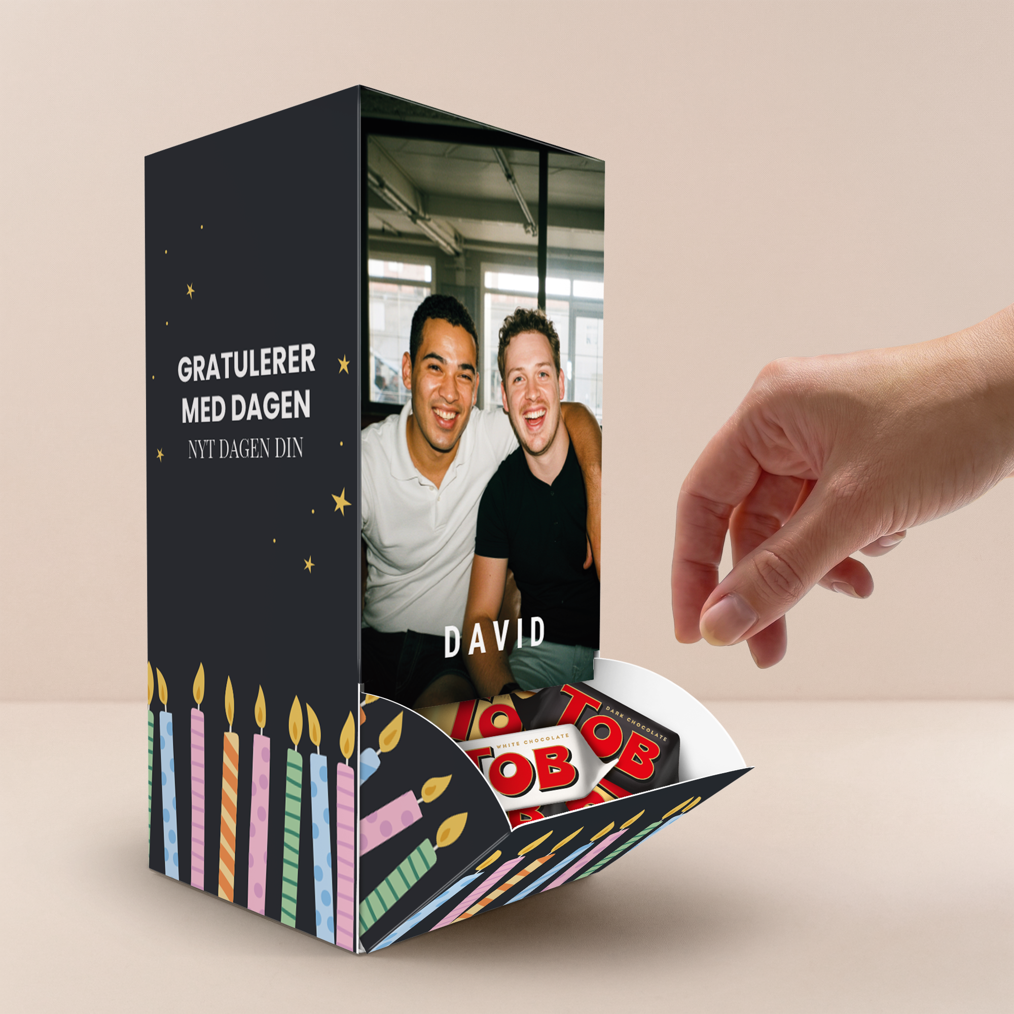 Personlig sjokoladedispenser med Toblerone trykket med bilde av to venner navn og bursdagshilsen