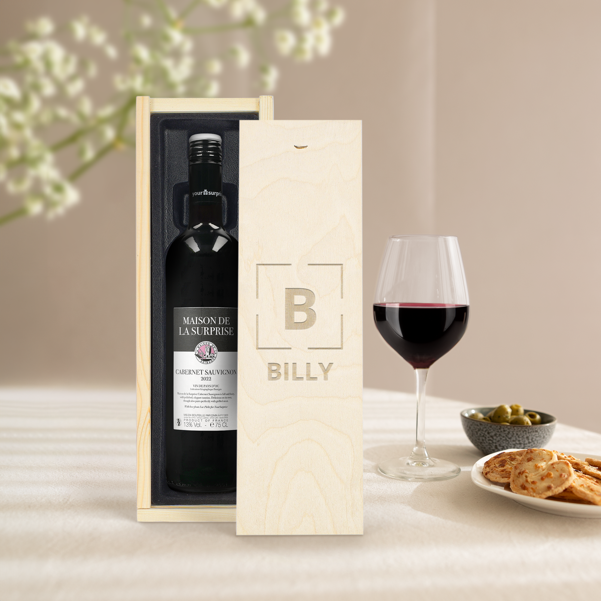 Bottiglia di Maison de la Surprise Cabernet Sauvignon in confezione legno personalizzata con iniziale B e nome Billy