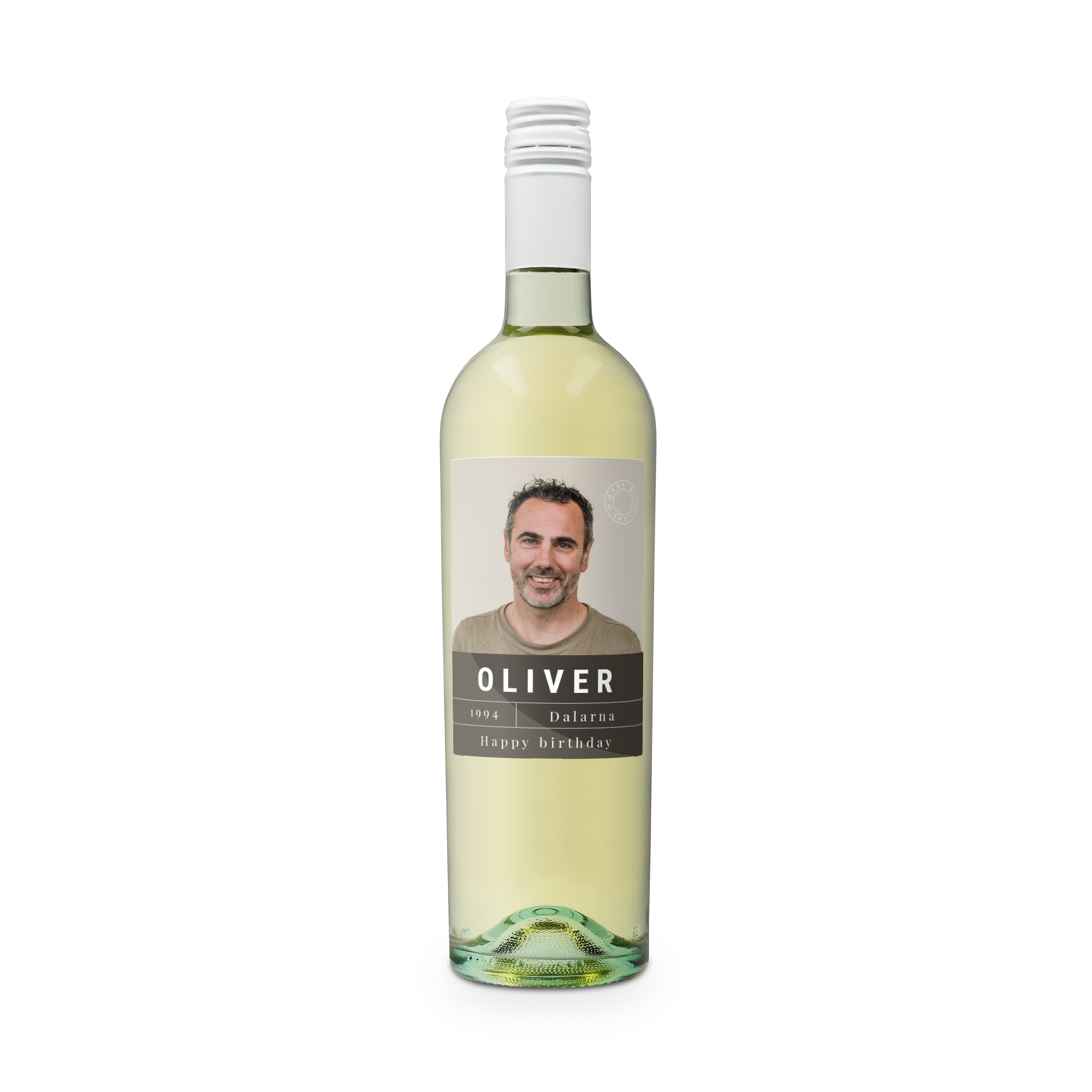 Flaska vitt vin med en personlig etikett med foto av en man, namnet Oliver, födelseår och texten Happy birthday tryckt på.