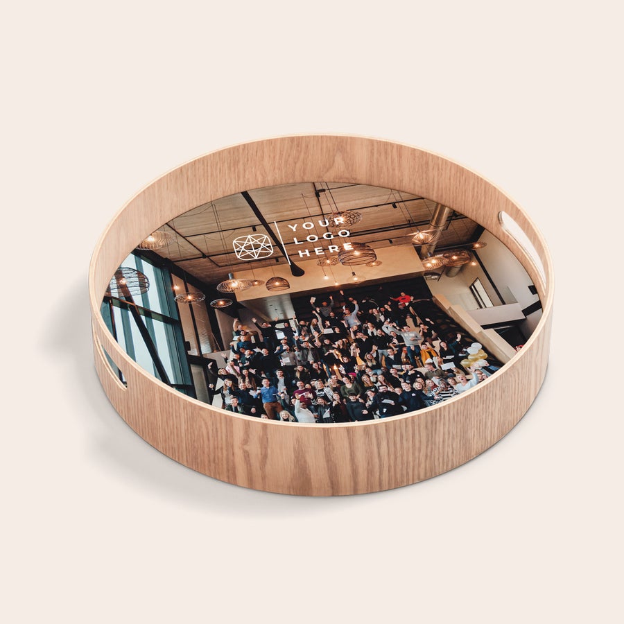 Rond dienblad bedrukken Rond houten dienblad met handvatten, bedrukt met een foto van een menigte en de tekst Your Logo Here.
