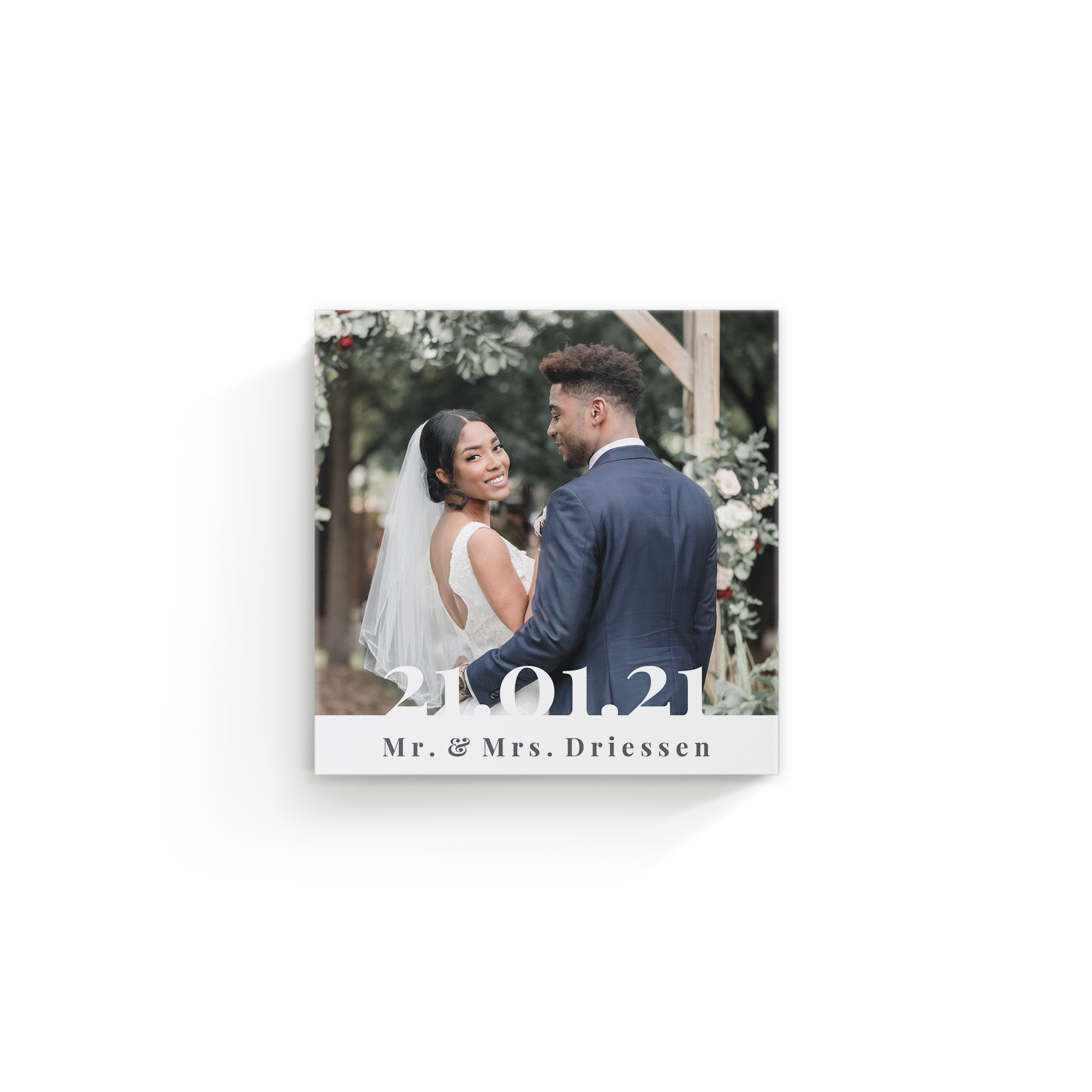 Gepersonaliseerd canvas met trouwfoto van een stel, datum 21.01.21 en de namen Mr. & Mrs. Driessen erop gedrukt.