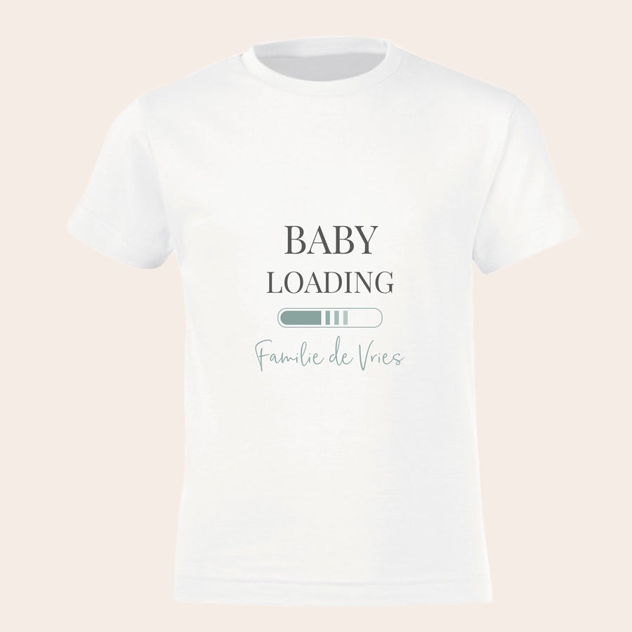 T-shirt - Grote broer / zus bedrukken Wit bedrukt t-shirt voor tweede zwangerschap, met de tekst Baby Loading en Familienaam gepersonaliseerd.