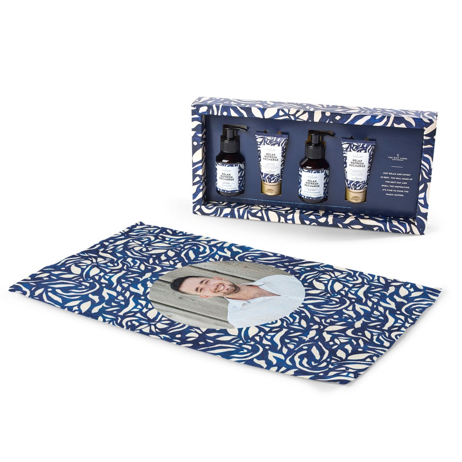 The Gift Label - Geschenkset mit bedrucktem Handtuch -  Relax refresh recharge