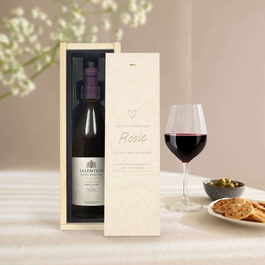 Salentein Pinot Noir Garrafa de vinho tinto Salentein em uma caixa de vinho gravado com o nome Rosie e a data 26.10.1998.