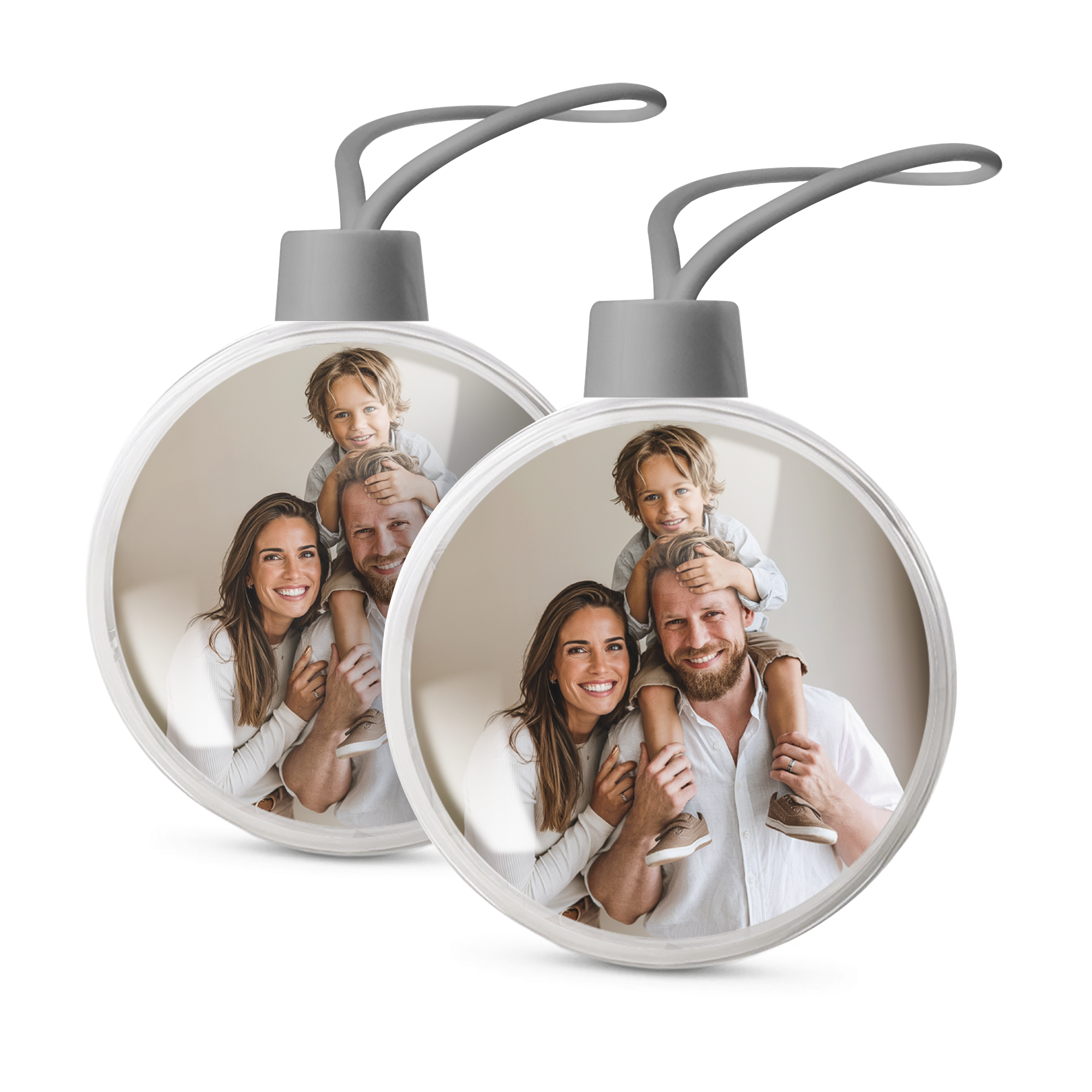 Twee gepersonaliseerde kerstballen met daarop een foto van een vrolijk gezin.