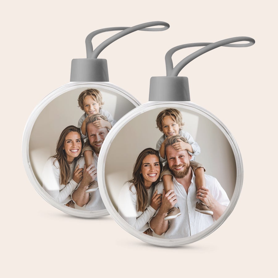 Christbaumkugel mit Foto Zwei Weihnachtskugeln mit Foto, bedruckt mit einem Familienfoto, für ganz persönliche Weihnachten.