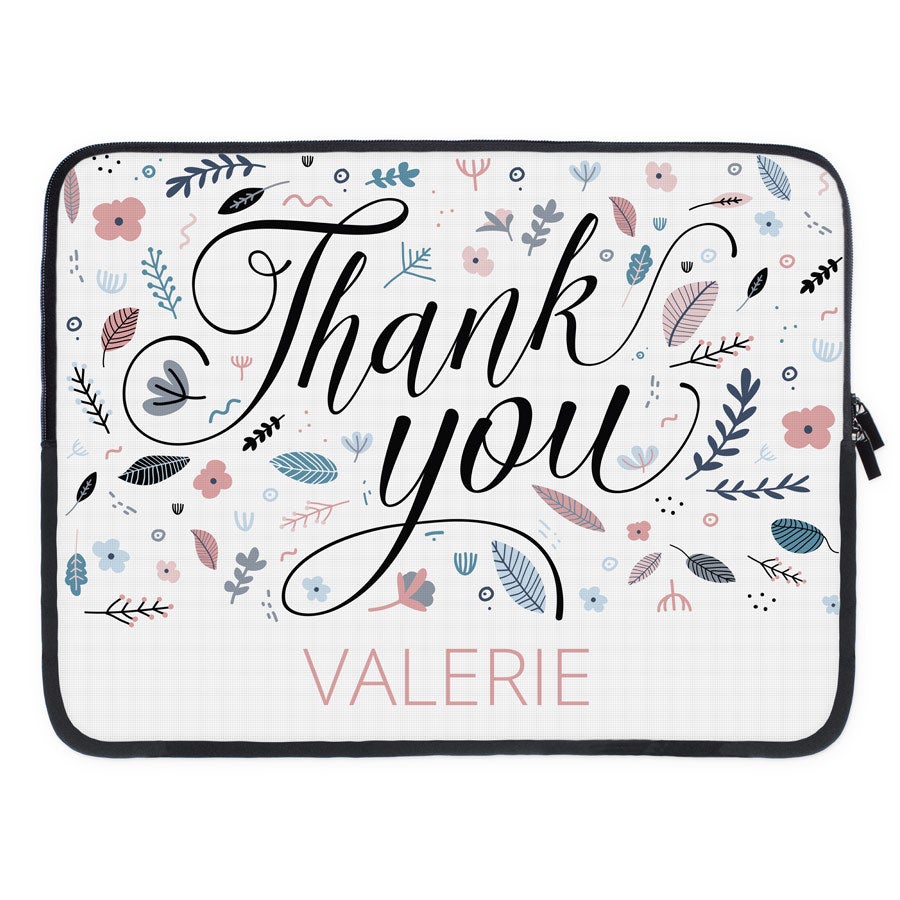 Personlig bærbar ermet med "Thank you" og "Valerie" trykt over et blomstermønster.