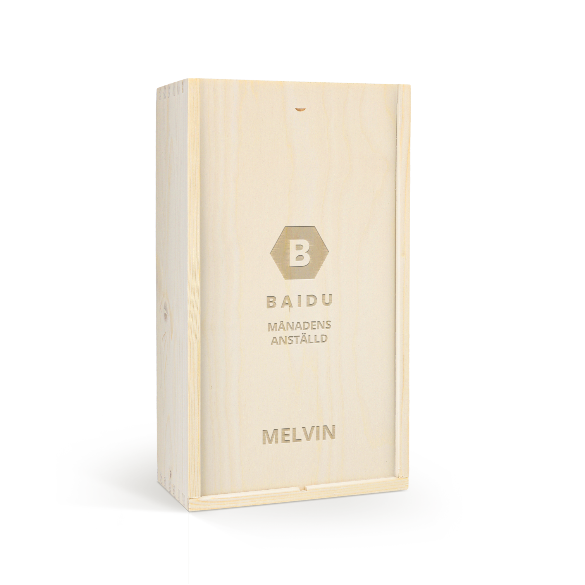 Presentset med gin och tonic i en graverad träask med namnet Melvin och texten Månadens anställd