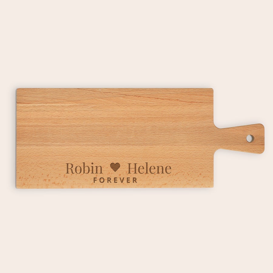 Personlig serveringsbrett i tre Personlig serveringsfat i tre med gravert navn Robin, hjerte, Helene og teksten FOREVER.