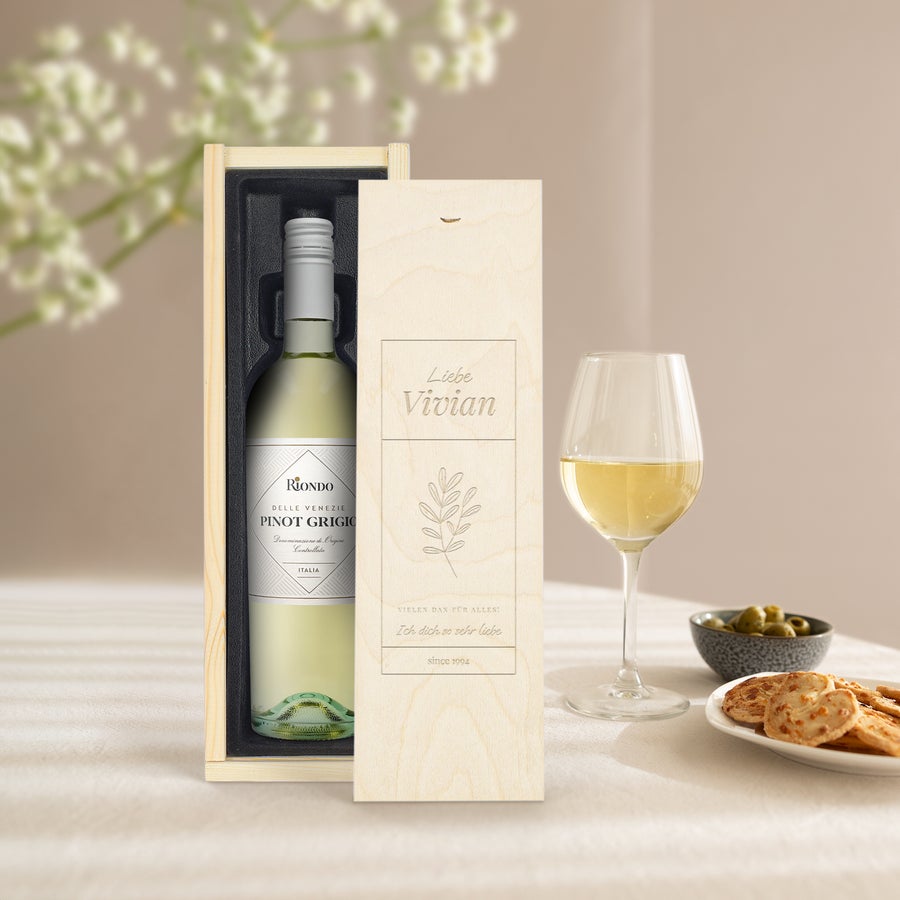 Wein Riondo Pinot Grigio personalisieren Riondo Pinot Grigio in einer Holzkiste, die mit "Liebe Vivian" graviert ist. Das perfekte Weingeschenk.