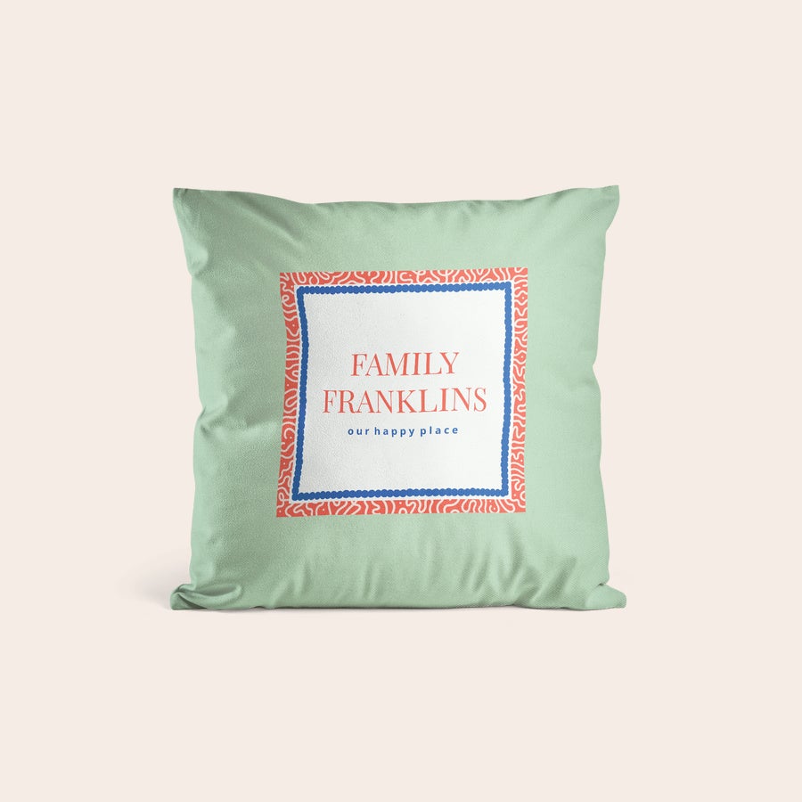 Kudde med foto Personligt kuddfodral i mintgrönt med texten "FAMILY FRANKLINS our happy place" och tryckt mönster