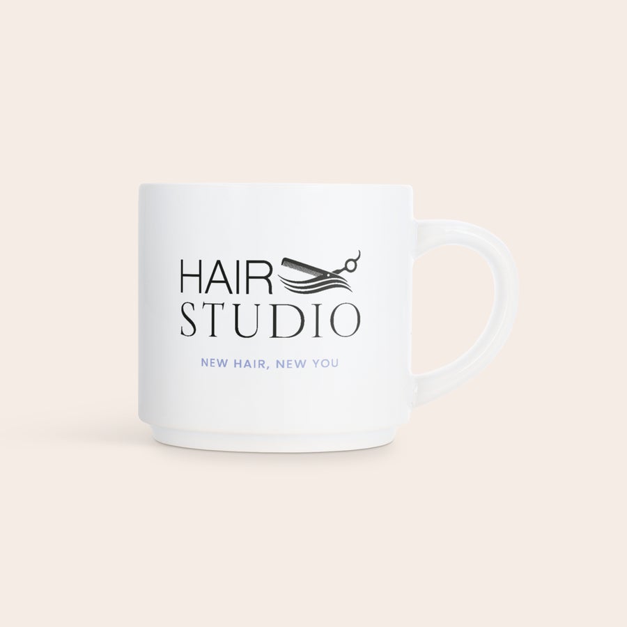 Stabelbare krus med bilde Hvit stablebar fotokrus med trykt "Hair Studio" logo, kam, saks og "New Hair, New You" tekst.