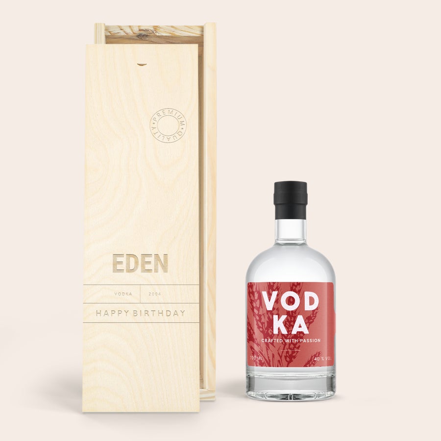 Gin YourSurprise Garrafa de vodka personalizada em caixa de madeira gravada com nome Eden e feliz aniversário