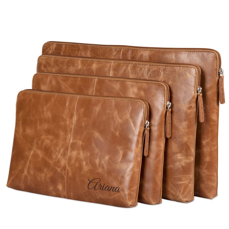 En luksus skinn laptop-etui med glidelås, gravert med navnet Ariana, perfekt for å ta med overalt.