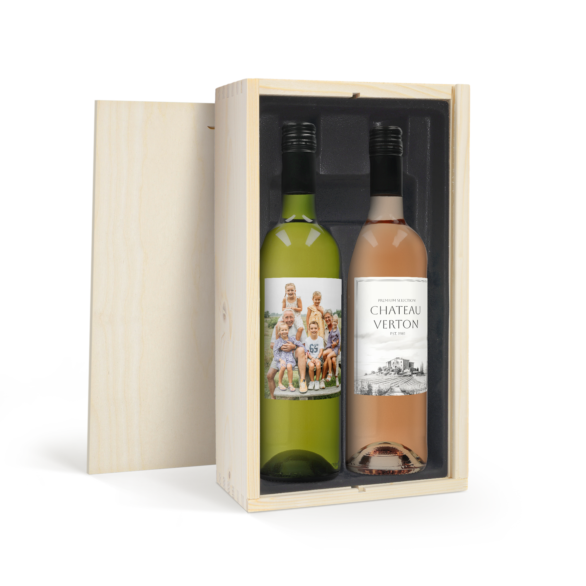 Een Belvy wijnpakket met twee flessen witte en rosé wijn, verpakt in een houten kist. Een fles is bedrukt met een persoonlijke familiefoto.