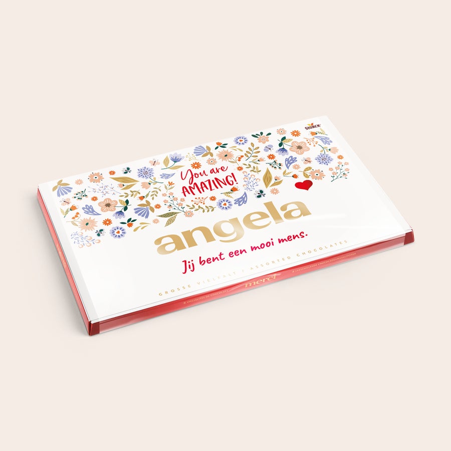merci Finest Selection met kaart Merci Finest Selection chocolade mix met gepersonaliseerde kaart - 400 gram, bedrukt met naam Angela en de tekst Jij bent een mooi mens, omringd door bloemen.