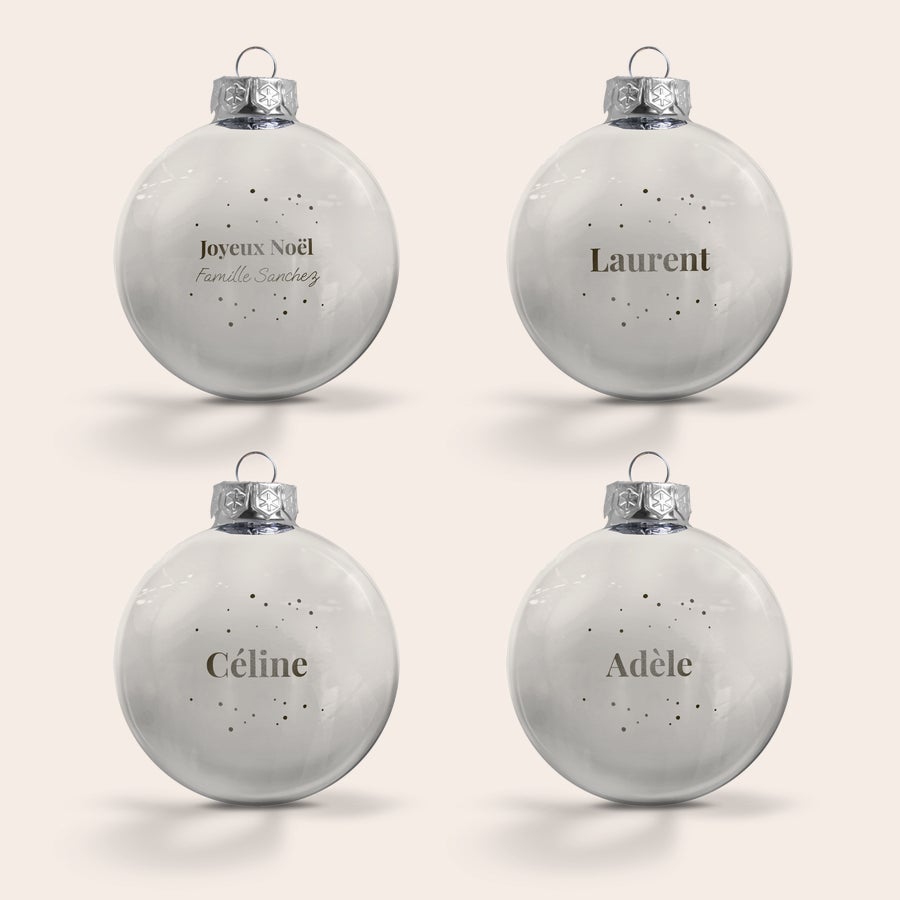 Boule de Noël Personnalisée en Verre Quatre boules de Noël en verre personnalisées et gravées avec les prénoms Laurent, Céline, Adèle et le texte Joyeux Noël Famille Sanchez
