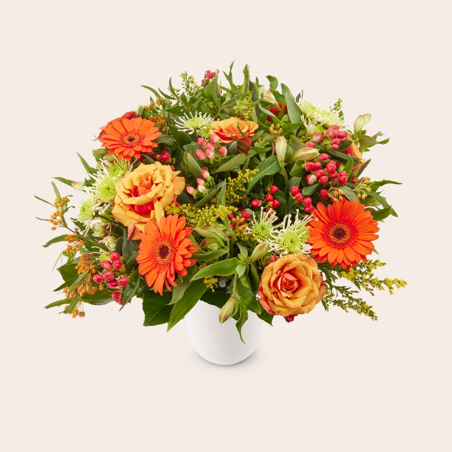 Oranje bloemen boeket Luxe boeket oranje bloemen met rozen, gerbera's en hypericum bessen, compleet met gratis cadeaukaartje.