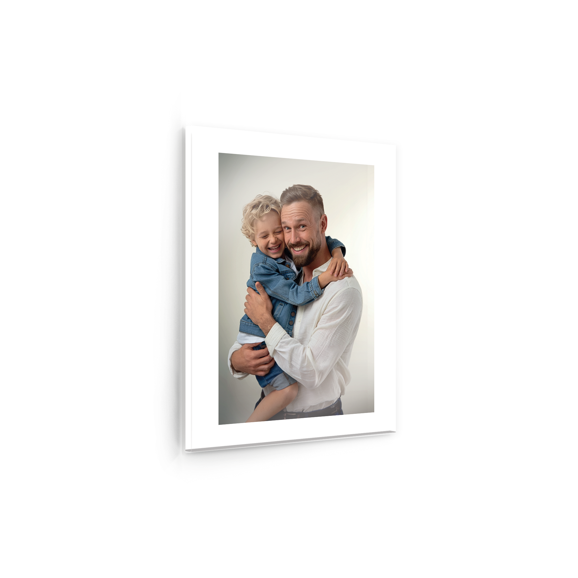 Photo imprimée sur plexiglas d'un père et son enfant souriants. Originalité et éclat pour votre plus belle photo.